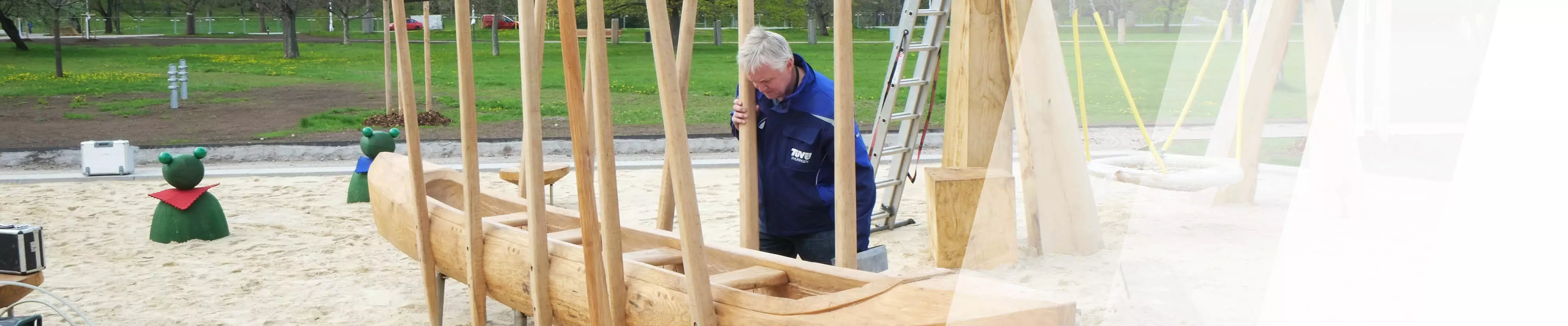 TÜV Thüringen Sachverständiger prüft einen Spielplatz