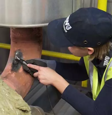 TÜV Thüringen Sachverständige prüft eine Rohrleitung